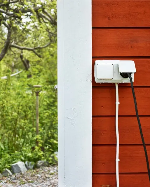 Installation av befintligt vägguttag, dimmer och strömbrytare utomhus